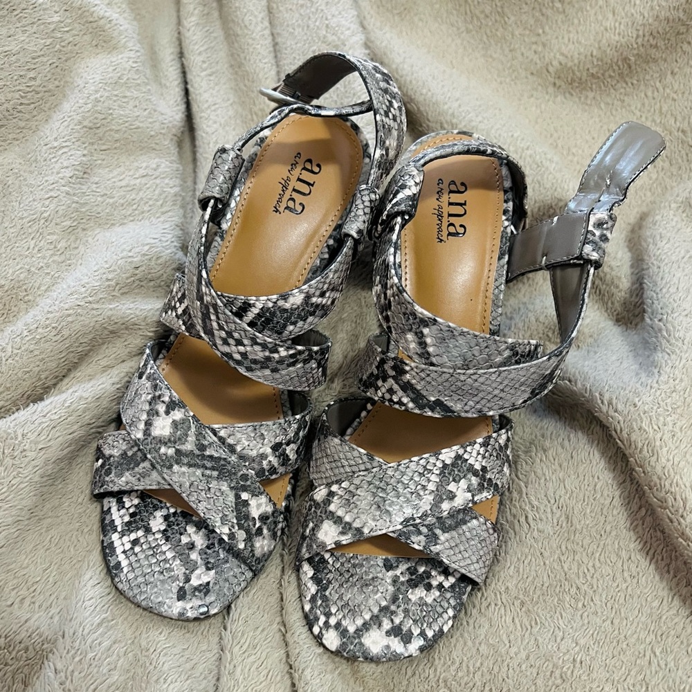 I bought these sandal and it didn’t fit.